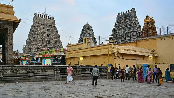 ஆதிசங்கரர் உற்சவத்திற்காக காமாட்சி அம்மன் கோவிலில் தரிசனம் ரத்து.. பக்தர்கள் ஏமாற்றம்