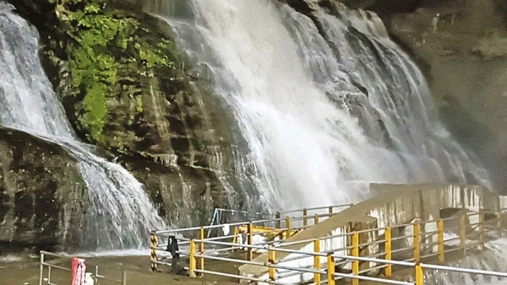 குற்றாலம் மெயின் அருவியில் வெள்ளப்பெருக்கு