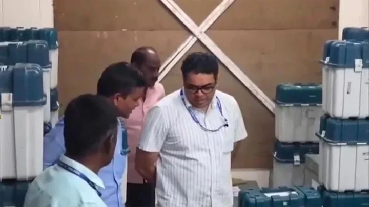 தாராபுரம் இடைத்தேர்தல்: தயார் நிலையில் வாக்குப்பதிவு எந்திரங்கள் – கலெக்டர் ஆய்வு