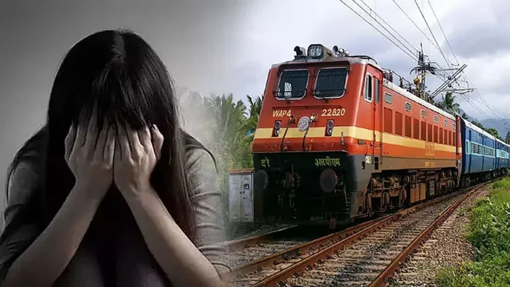 ஓடும் ரெயிலில் பெண்ணிடம் பாலியல் அத்துமீறல்: வாலிபர் கைது