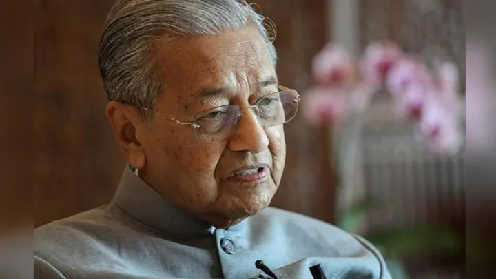 மனைவி இறந்த சோகம் தாங்காமல் மலேசிய முன்னாள் பிரதமருக்கு திடீர் உடல்நலக்குறைவு