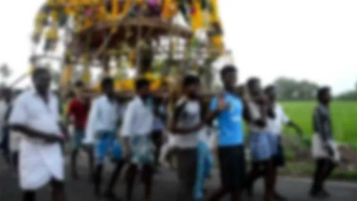 தந்தையின் இறுதிச்சடங்கிற்குக்கூட பணமின்றி தவித்த மாணவன்; கைகொடுத்த கிராம மக்கள்