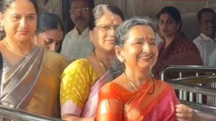 திருப்பதி ஏழுமலையான் கோவிலில் முதல்-அமைச்சர் விஜய்யின் தாயார் ஷோபா சாமி தரிசனம்