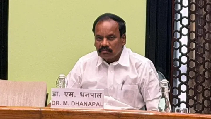 மிகப்பெரிய அளவில் பண பரிமாற்றம்: த.வெ.க.வில் சேர்ந்த முன்னாள் எம்.எல்.ஏ.க்கள் மீது அ.தி.மு.க. எம்.பி. குற்றச்சாட்டு