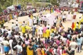 வந்தவாசி அருகே துரியோதனன் படுகளம் நிகழ்ச்சி: பக்தர்கள் துடைப்பத்தால் அடிவாங்கினர்