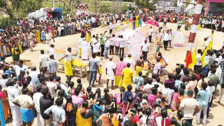 வந்தவாசி அருகே துரியோதனன் படுகளம் நிகழ்ச்சி: பக்தர்கள் துடைப்பத்தால் அடிவாங்கினர்