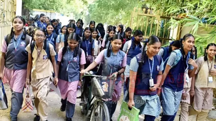 சுட்டெரிக்கும் வெயில்: பள்ளிகள் திறப்பு மீண்டும் தள்ளி வைப்பு?