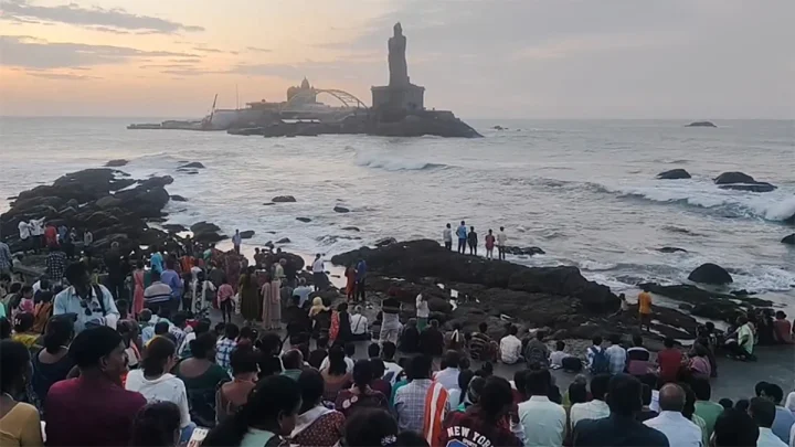 விடுமுறை தினம்: கன்னியாகுமரியில் குவிந்த சுற்றுலா பயணிகள்