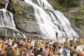விடுமுறை தினம்: குற்றால அருவிகளில் சுற்றுலா பயணிகள் உற்சாக குளியல்