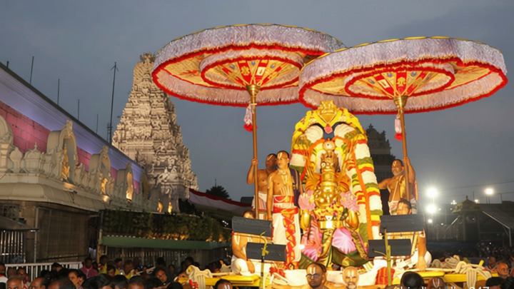 திருப்பதி ஏழுமலையான் கோவிலில் பவுர்ணமி கருட சேவை