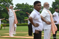 சர்வதேச யோகா தினம்: பொதுமக்களுடன் சேர்ந்து யோகாசனம் செய்த பிரதமர் மோடி
