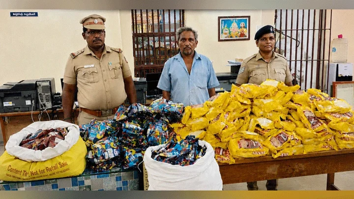 தூத்துக்குடியில் 65 கிலோ புகையிலை பொருட்கள், செல்போன் பறிமுதல்