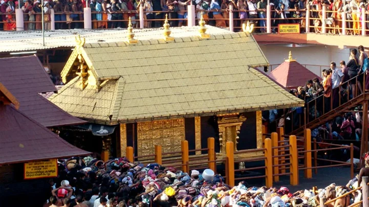 சபரிமலை அய்யப்பன் கோவிலில் நிறம் மாறிய தங்க மேற்கூரை; பக்தர்கள் அதிர்ச்சி