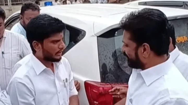 அரசு பேனரில் அதிமுக எம்.எல்.ஏ.வின் பெயர் புறக்கணிப்பு – அதிகாரிகளை கடிந்துகொண்ட அமைச்சர் ரமேஷ்