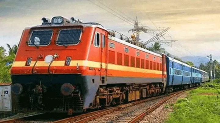 தண்டவாள மறுசீரமைப்பு பணி: செங்கோட்டை-ஈரோடு ரெயில் பகுதியாக ரத்து