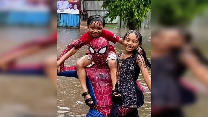 பிவண்டி: கனமழையால் ஏற்பட்ட போக்குவரத்து நெரிசலை சரி செய்த ஸ்பைடர் மேன்
