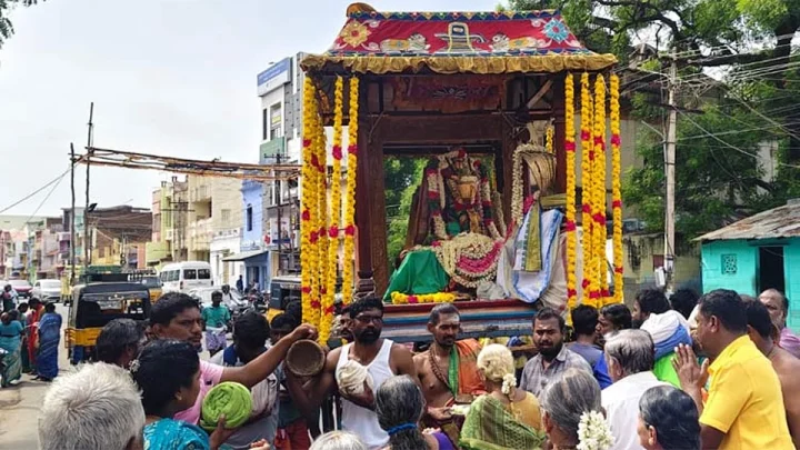 சங்கரன்கோவில் ஆடித்தபசு விழா.. சிவலிங்க அபிஷேக அலங்காரத்தில் கோமதி அம்மன் வீதி உலா