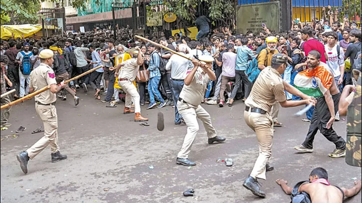 டெல்லியில் போராட்டக்காரர்கள் மீது தடியடி: ஐகோர்ட்டில் நாளை விசாரணை