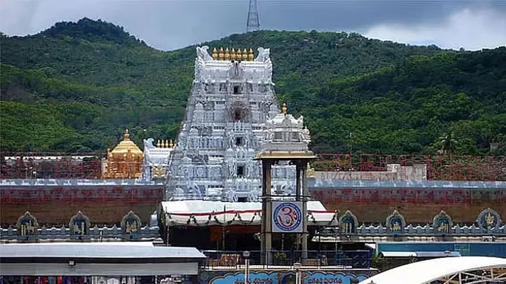 திருப்பதி கோவிலில் ஒரே நாளில் 90 ஆயிரம் பக்தர்கள் சாமி தரிசனம்