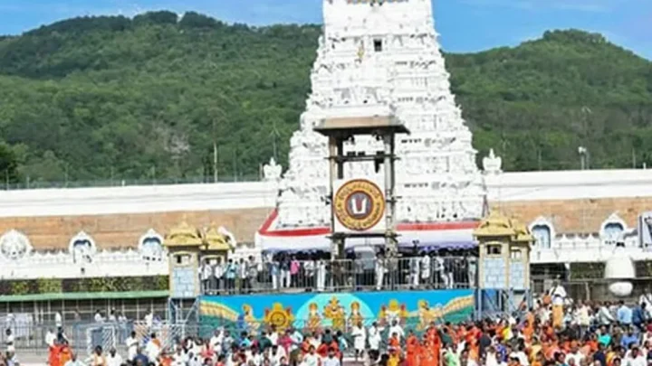 திருப்பதி கோவிலில் ஒரே நாளில் 82 ஆயிரம் பக்தர்கள் சாமி தரிசனம்