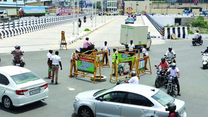 திருப்பூர் மேம்பால பகுதியில் தடுப்புகள் அமைத்து போக்குவரத்து சீரமைப்பு