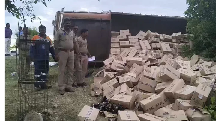 விருதுநகர் அருகே மதுபான லோடு ஏற்றிச் சென்ற லாரி கவிழ்ந்து விபத்து