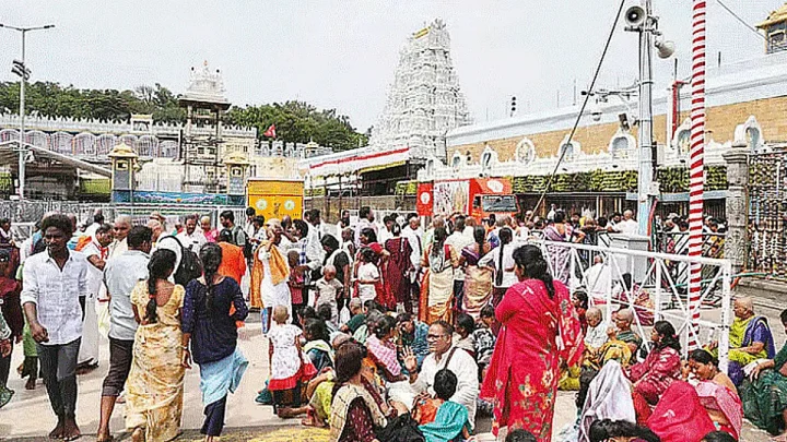 திருப்பதியில் ஒரே நாளில் 82 ஆயிரத்து 800 பக்தர்கள் சாமி தரிசனம்