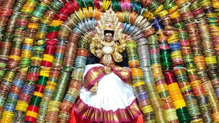 ஆடிப்பூர கொண்டாட்டம்.. வண்ணமிகு வளையல்களால் அம்மனை அலங்கரித்து அழகு பார்த்த பக்தர்கள்