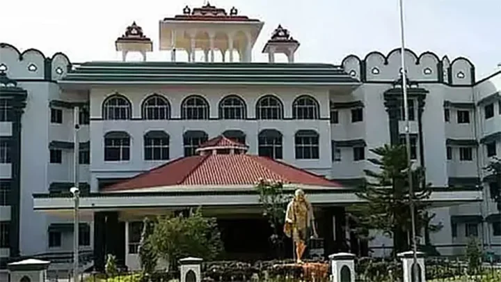 ‘குவாரிகளுக்கு அனுமதி வழங்குவதற்கு முன் மாவட்ட கலெக்டர் கவனிக்க வேண்டும்’ – மதுரை ஐகோர்ட்டு கிளை