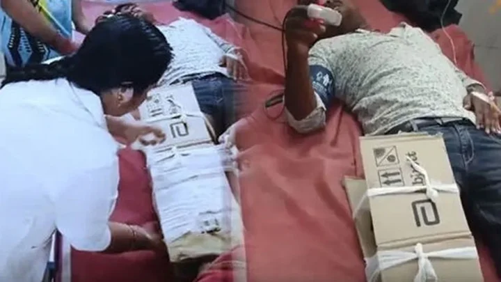 உடைந்த காலுடன் சென்ற வாலிபர் அட்டைப்பெட்டியை வைத்து கட்டுப்போட்ட டாக்டர்