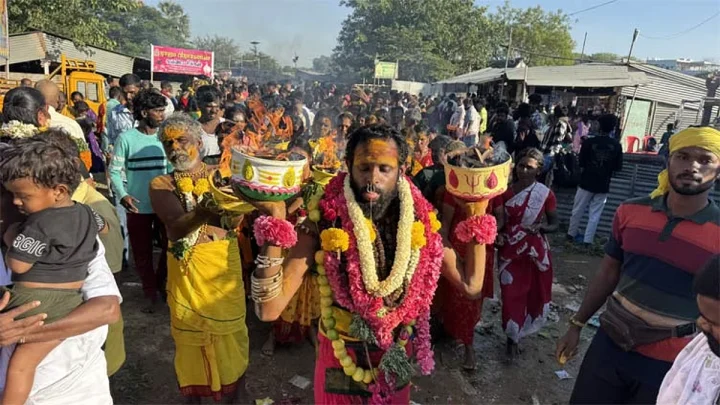 ஆடி கடைசி வெள்ளி.. இருக்கன்குடியில் தீச்சட்டி எடுத்தும், அலகு குத்தியும் பக்தர்கள் நேர்த்திக்கடன்