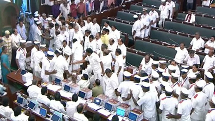 திமுகவினரை குண்டுக்கட்டாக வெளியேற்றிய அவை காவலர்கள்… சட்டசபையில் பரபரப்பு