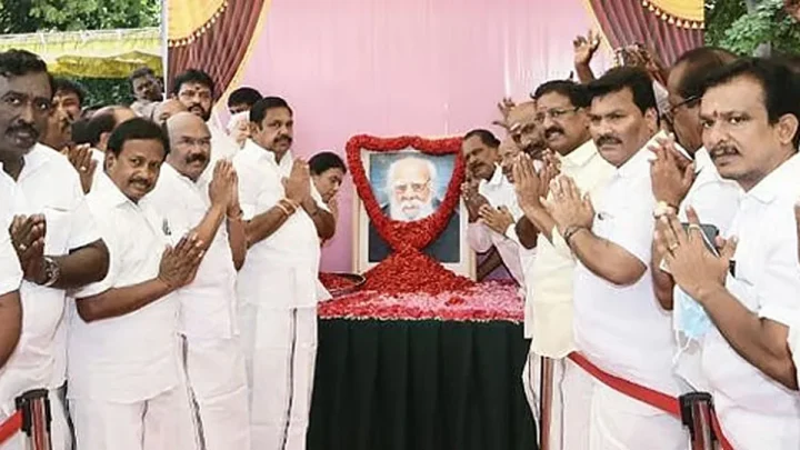 தந்தை பெரியாரின் 148வது பிறந்த நாளை முன்னிட்டு அதிமுக சார்பில் மலர் தூவி மரியாதை..!