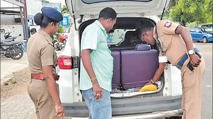 மதுராந்தகத்தில் தேர்தல் பறக்கும் படை அதிகாரிகள் தீவிர வாகன சோதனை